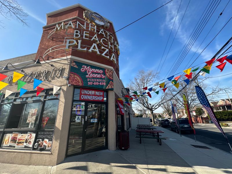 17 Old-School Italian Restaurants Where the Decor Hasn’t Changed in Decades 12 Mama Leone’s — New York, New York