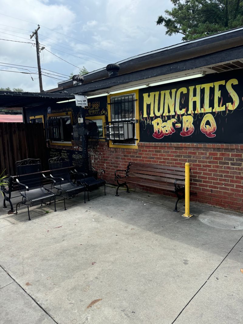 10 Georgia Soul Food Plates That Locals Say Taste Like Real Sunday Dinner 11 Munchie's BBQ & Soul food - Savannah, GA