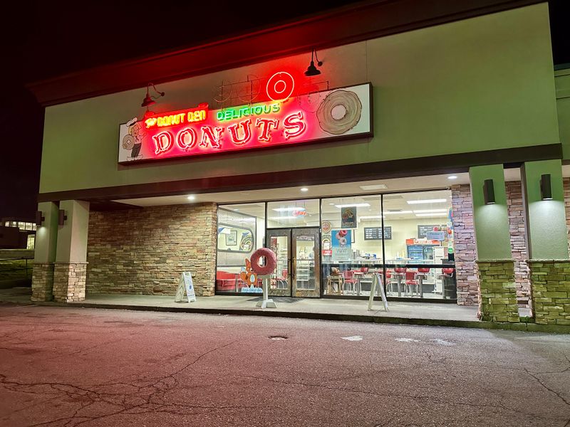 23 Small-Town Bakeries Across America Selling Cinnamon-Sugar Doughnuts That Vanish by Mid-Morning 15 Fox's Donut Den - Nashville, Tennessee