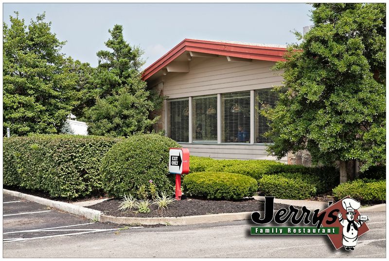 11 Kentucky Biscuits-and-Gravy Stops That Locals Say Start The Morning Right Every Time 14 Jerry's Restaurant - Paris, Kentucky