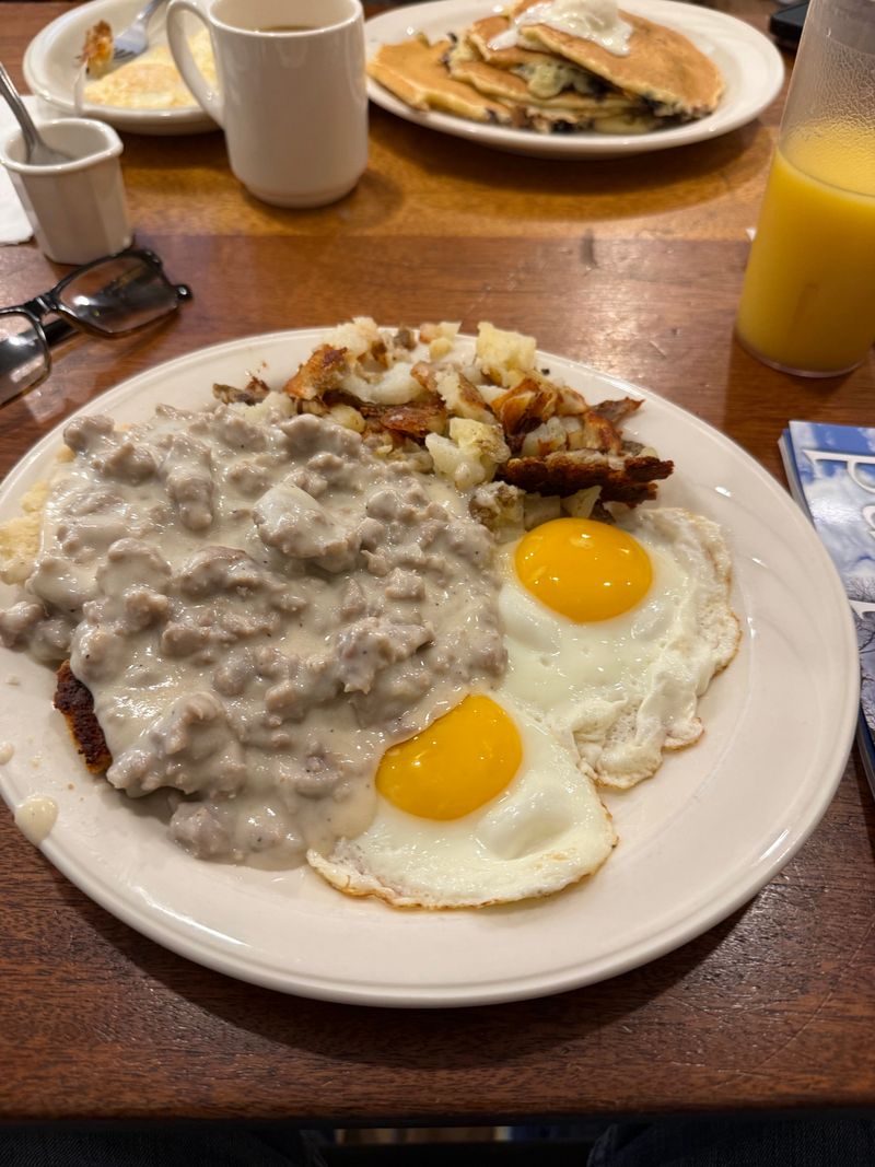 This Vermont Log-Cabin Diner Serves Maple-Glazed Bacon And Fluffy Pancakes That Make Every Morning Feel Like a Ski Weekend Treat 19 Real Ingredients, Honest Cooking