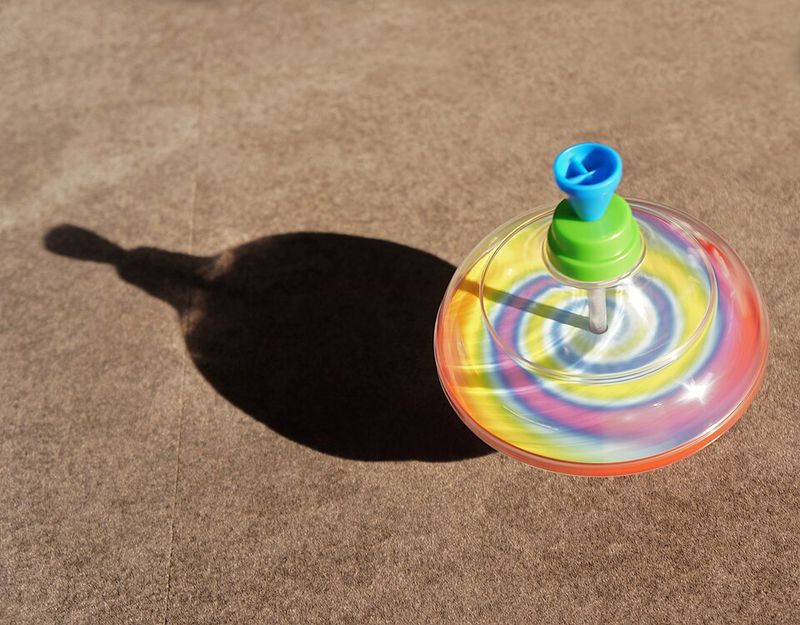 Plastic spinning top