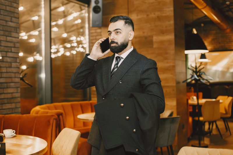 22 Restaurant Habits That Drive Servers Crazy 16 Phone calls
