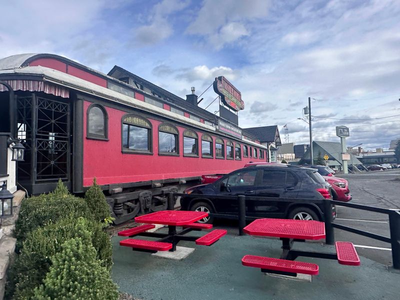 I Spent a Long Weekend Chasing 20 Small-Town Brunch Spots (6 Were Shockingly Affordable and Amazing) 23 Frank’s Diner – Spokane, Washington