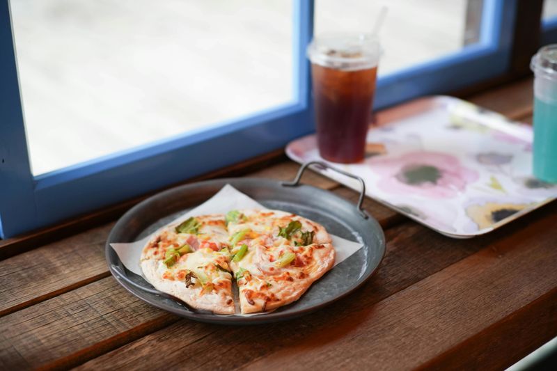 25 Foods People Defend Like It’s a Personal Attack 24 Cold pizza