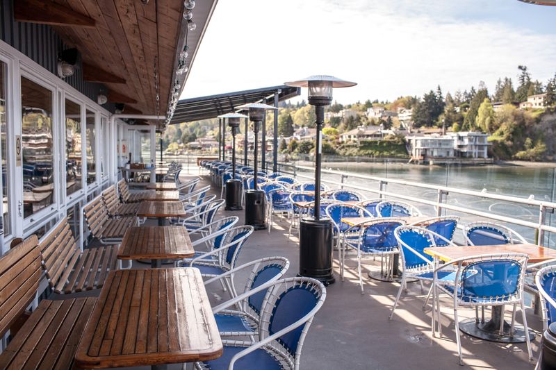 13 Washington Breakfast Spots Where Dungeness Crab Is The Morning Star 10 Ray’s Café – Seattle, WA