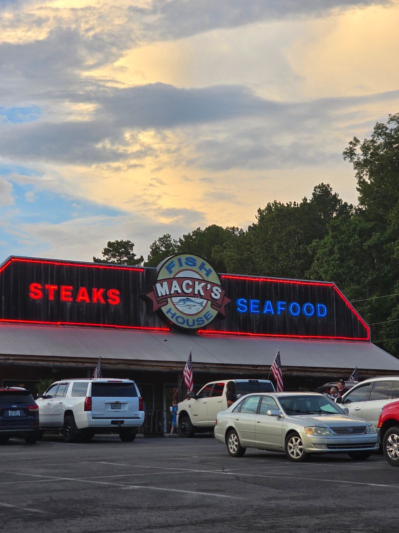 Mack's Fish House - Heber Springs, Arkansas