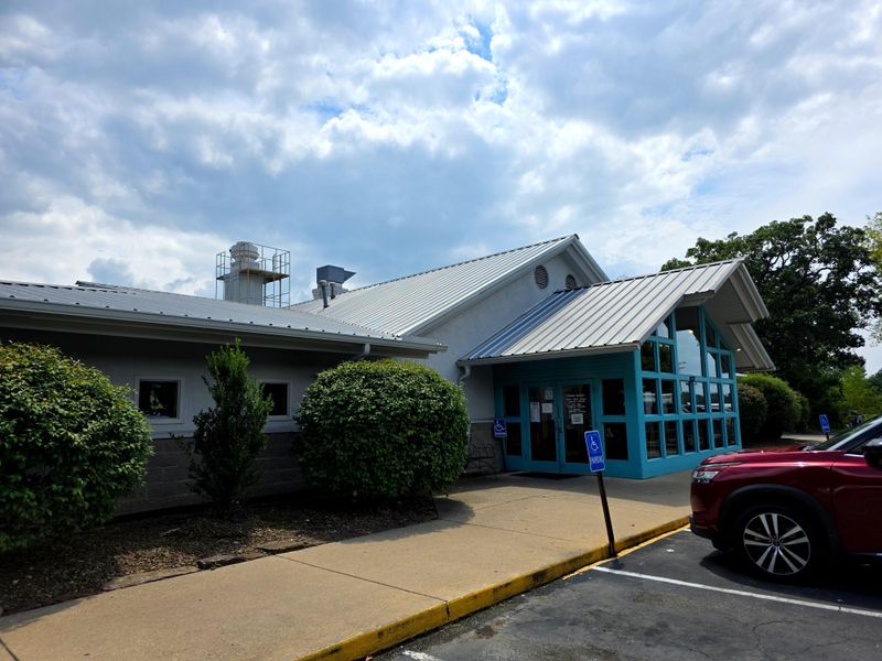 13 Catfish Houses Across America Where Friday Nights Still Feel Like Tradition 11 Catfish Hole Fayetteville – Fayetteville, AR