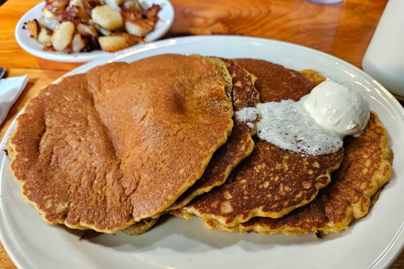 This Vermont Log-Cabin Diner Serves Maple-Glazed Bacon And Fluffy Pancakes That Make Every Morning Feel Like a Ski Weekend Treat 7 Fluffy Pancakes With House Syrup