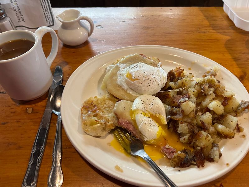 This Vermont Log-Cabin Diner Serves Maple-Glazed Bacon And Fluffy Pancakes That Make Every Morning Feel Like a Ski Weekend Treat 12 Corned Beef Hash And Eggs