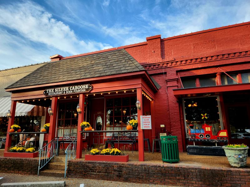 14 Tennessee Meat-And-Three Spots Where You Never Leave Hungry 14 Silver Caboose Restaurant & Soda Fountain - Collierville, Tennessee