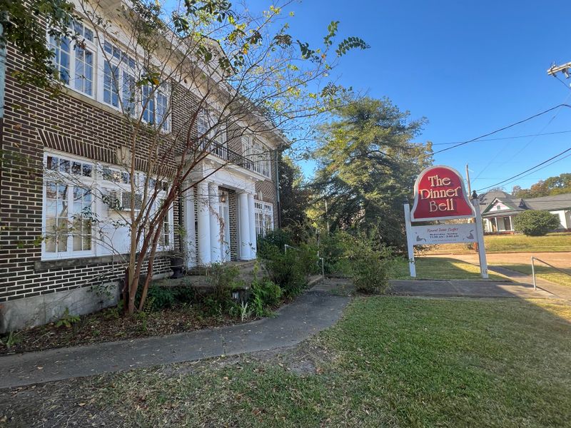 10 Mississippi Fried Chicken Houses Where The Crunch Says Everything 10 The Dinner Bell – McComb, MS