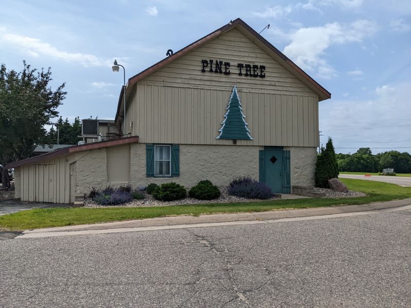 12 Wisconsin Fish Fry Halls Where Friday Nights Still Feel Like A Tradition 12 Pine Tree Supper Club - New London, Wisconsin