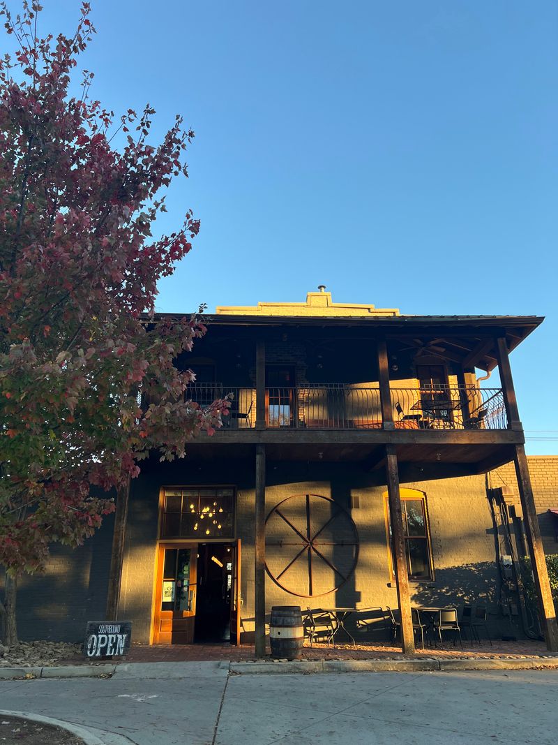 15 Georgia Fried Chicken Restaurants Where The Crunch Can Be Heard Across The Dining Room 17 Southbound - Chamblee, Georgia