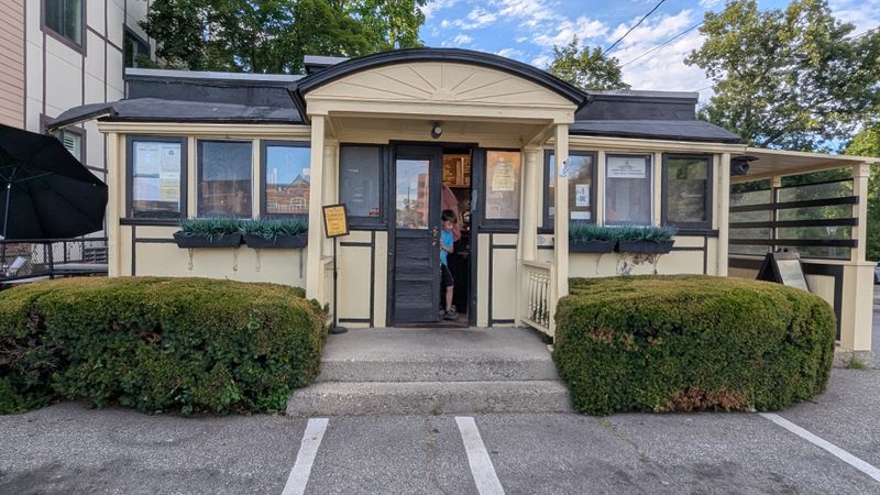 18 Local Restaurants in the U.S. Where Regulars Order “The Usual” Without Asking 9 Casey’s Diner — Natick, Massachusetts