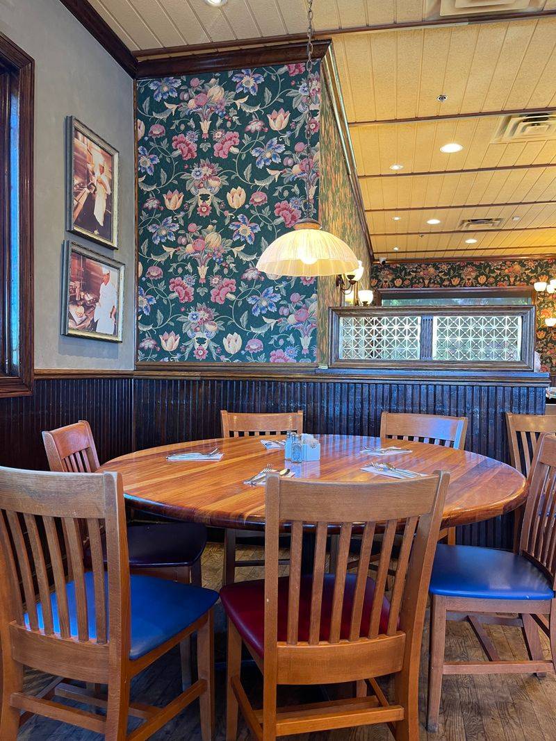 This Minnesota Pancake House Flips Cakes Bigger Than The Plate 16 Service And Atmosphere