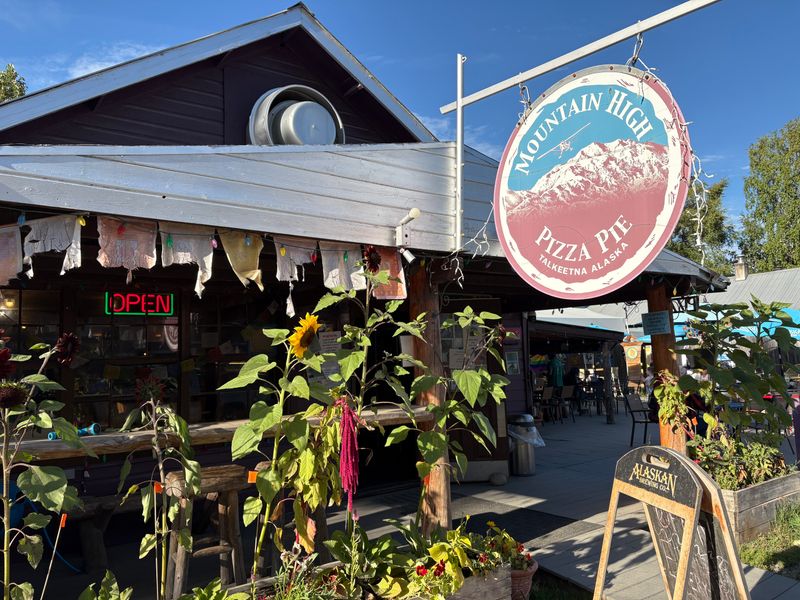 12 Mountain-Style Pizza Cabins Across America Everyone Seems to Talk About 16 Mountain High Pizza Pie – Talkeetna, AK