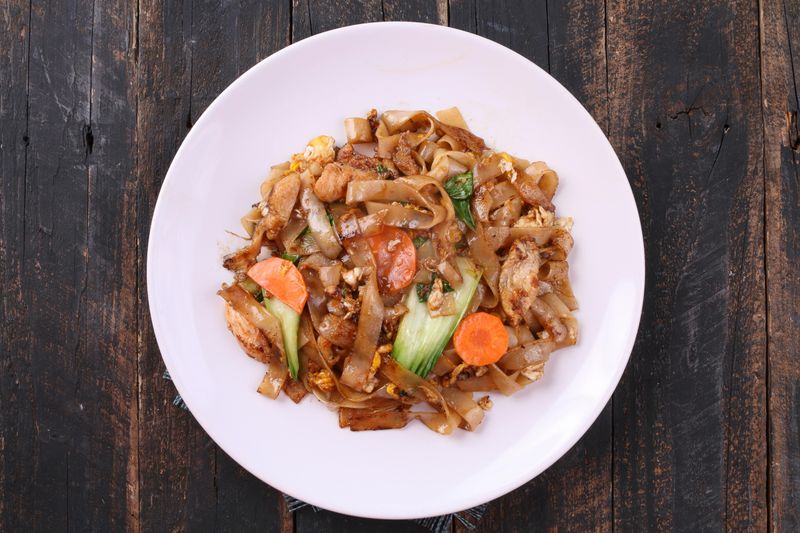 17 Thai Dishes That Prove This Might Be the Most Addictive Cuisine in the World 14 Pad See Ew