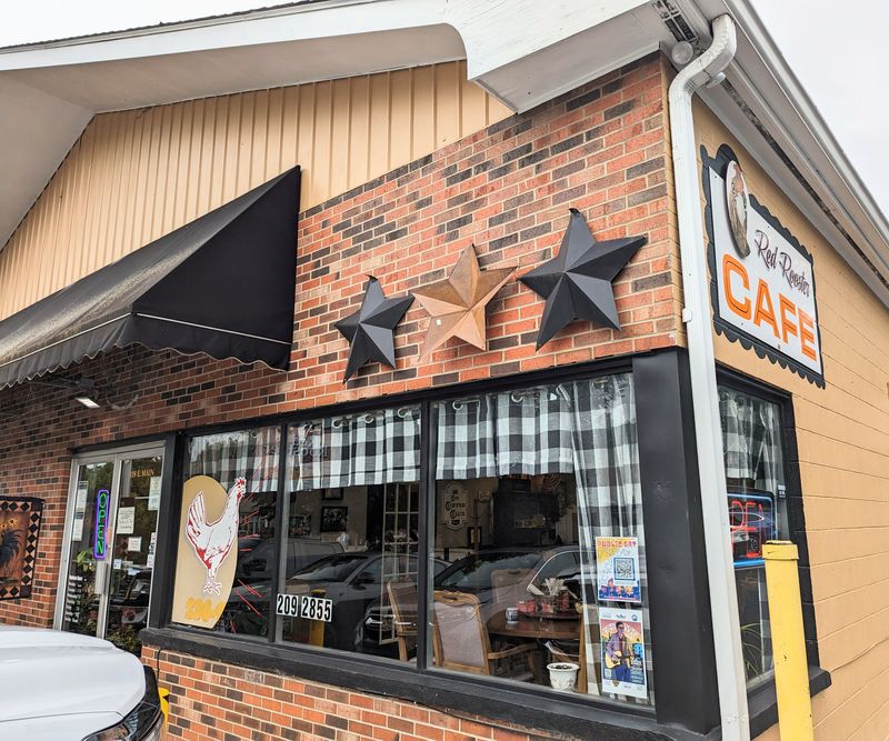 16 Classic Comfort-Food Spots Where America Still Orders the Hot Brown the Old Way 18 Red Rooster Cafe – Danville, KY