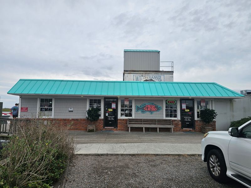 11 North Carolina Seafood Counters Where Hushpuppies Steal The Spotlight 15 Motts Channel Seafood – Wrightsville Beach, NC