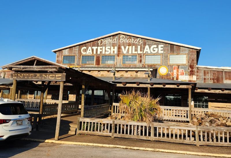 13 Catfish Houses Across America Where Friday Nights Still Feel Like Tradition 18 Catfish Village of Waskom – Waskom, TX