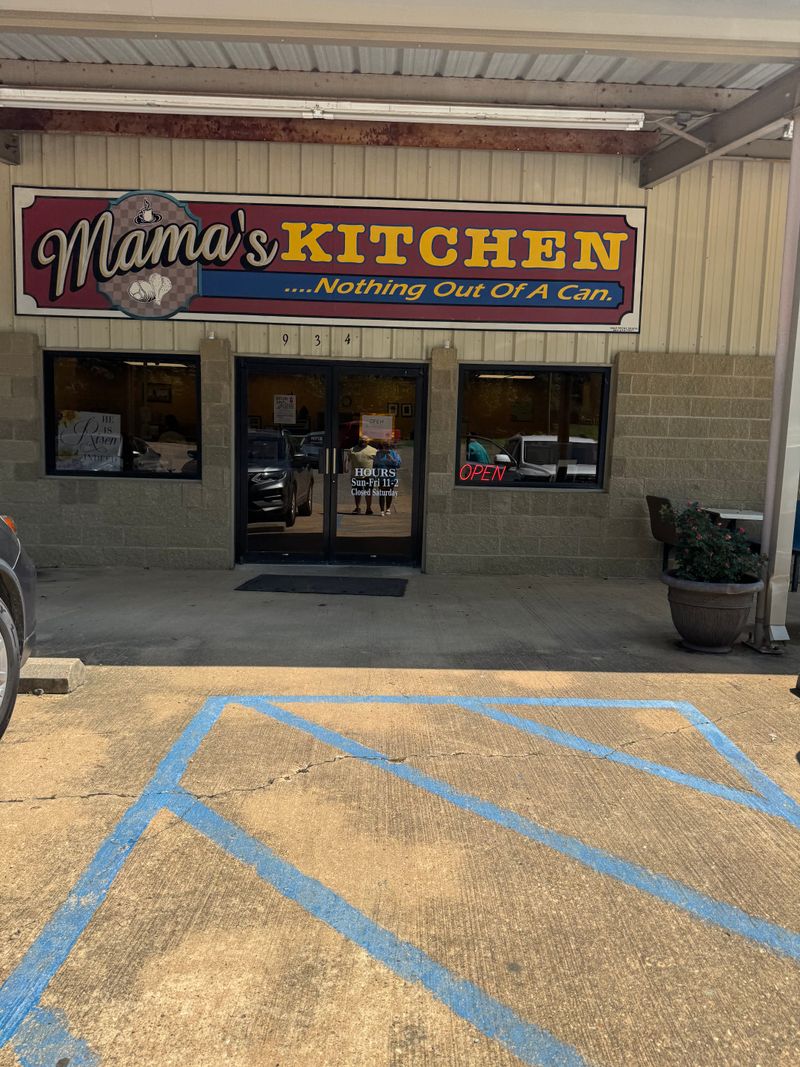 10 Mississippi Fried Chicken Houses Where The Crunch Says Everything 12 Mama’s Kitchen – Florence, MS