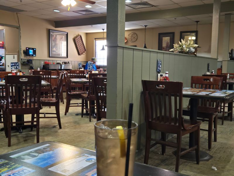 Country-Style Dining Room Comfort