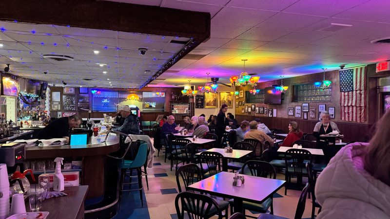 This Chicago Pizza Spot Serves Thin Crust Pizza Locals Say Is The Real Deal 13 A Room That Remembers Your Name