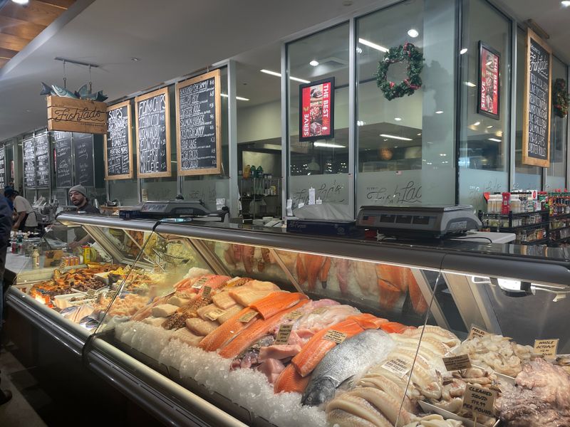 12 Michigan Lakefront Restaurants Where Fried Fish Still Tastes Like A Vacation Night 6 Fish Lads - Grand Rapids, Michigan