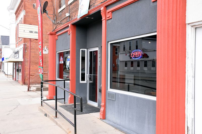 This Iowa Mexican Grill Serves Fajitas And Margaritas Locals Say Always Bring A Crowd 26 Dubuque Outside The Windows