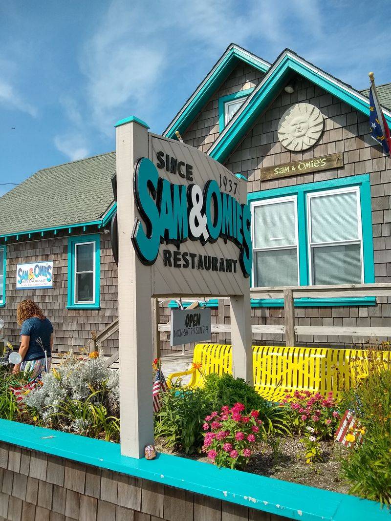 11 North Carolina Seafood Counters Where Hushpuppies Steal The Spotlight 13 Sam & Omie's – Nags Head, NC