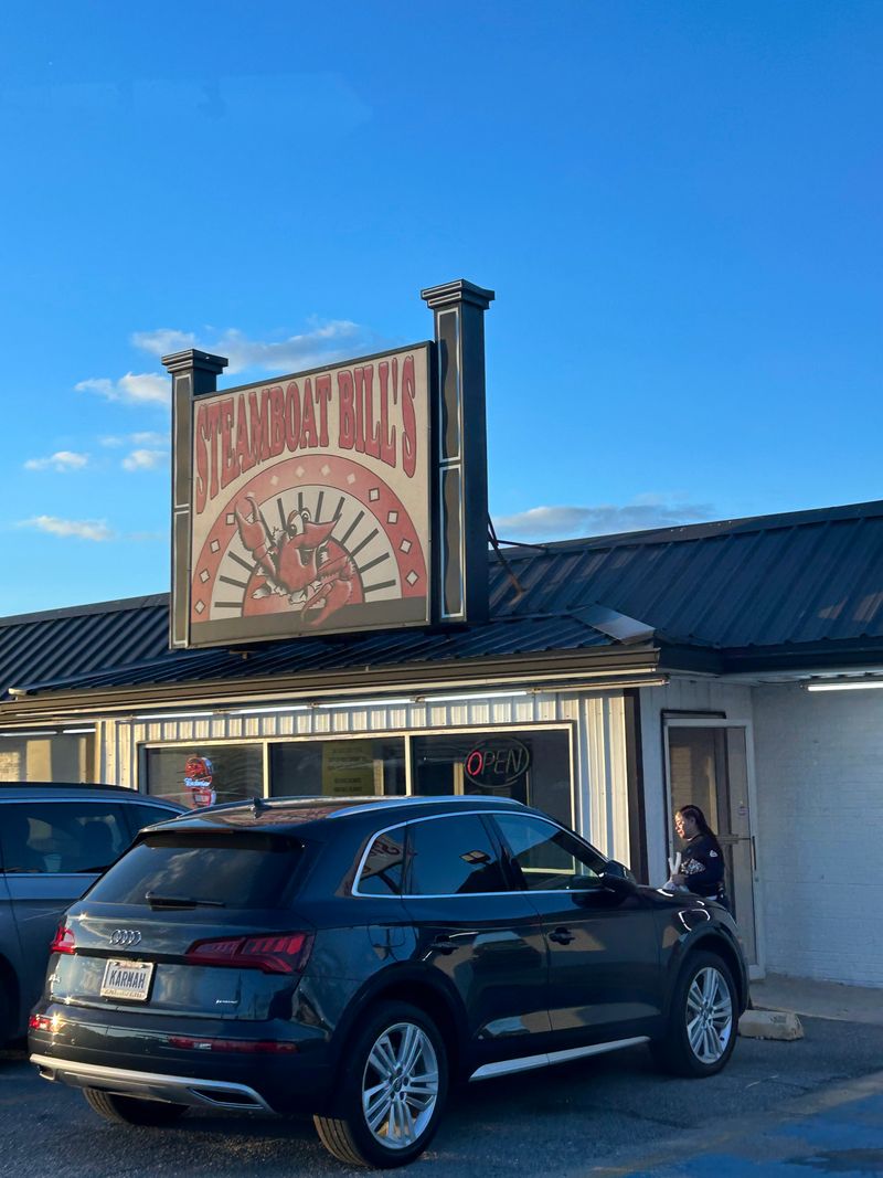 Lakefront Location and Vibes