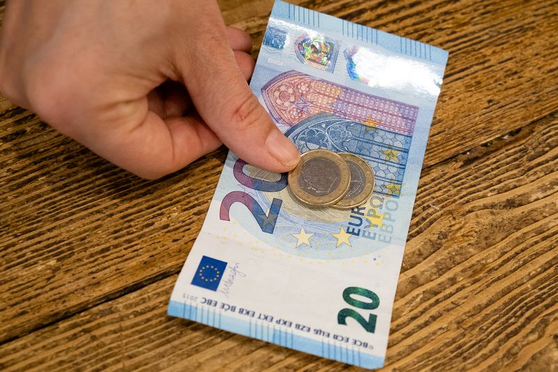 22 Restaurant Habits That Drive Servers Crazy 10 No tipping