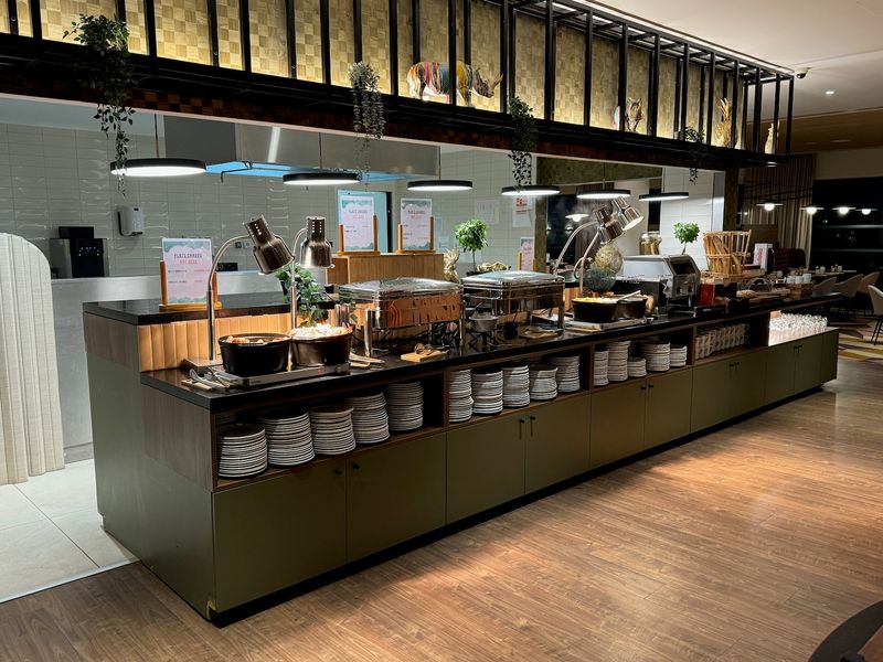 Shared condiment stations