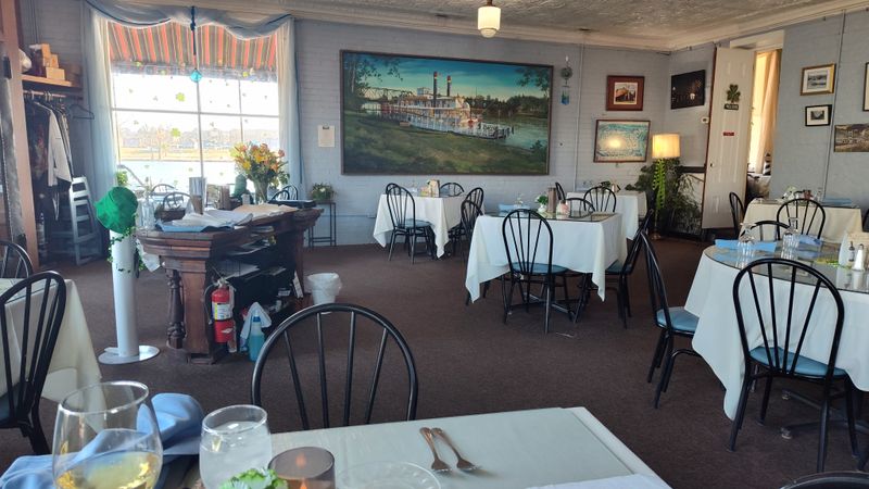 This Ohio Riverfront Bistro Serves Lobster Mac ’N’ Cheese Locals Say Is Worth The Drive To The Riverfront 15 Weekday Lunch Game Plan