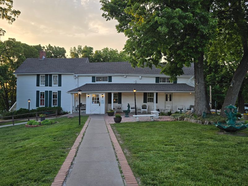 13 Kansas Chicken Fried Steak Plates That Still Come Out Golden And Loudly Crisp 16 Stroud's Oak Ridge Manor – Kansas City, Missouri