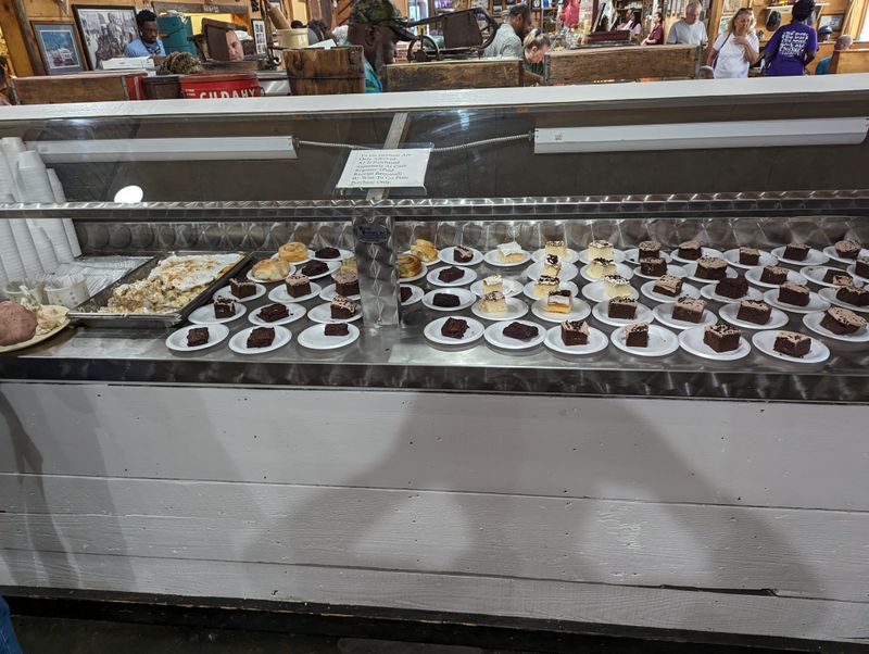 This Mississippi Buffet Serves Southern Comfort Food Locals Say Is Worth Loosening The Belt 20 Banana Pudding, The Gentle Finale