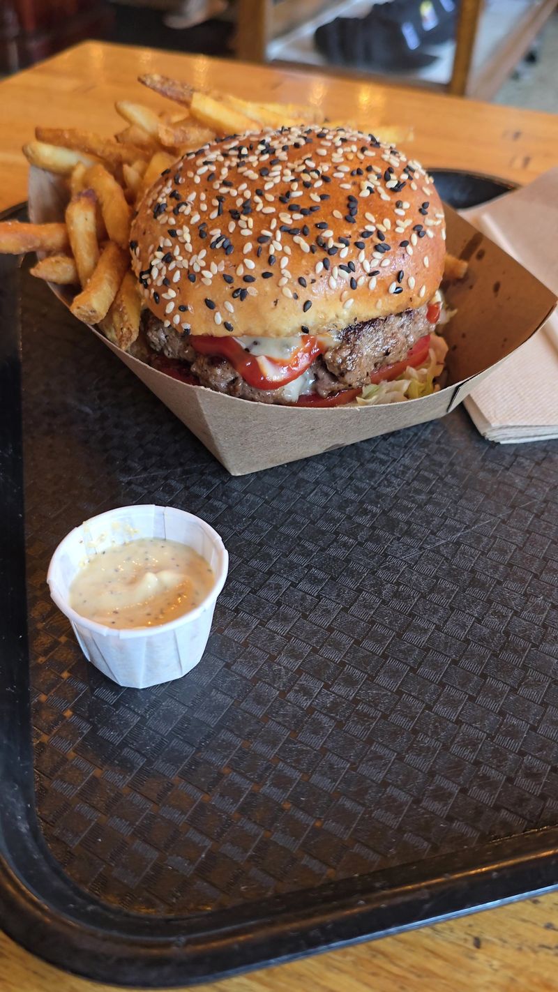 This Nebraska Sandwich Window Is So Protected Locals Won’t Tell You The Best Time To Go 6 Burgers With A Cult Following