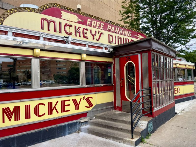 18 Local Restaurants in the U.S. Where Regulars Order “The Usual” Without Asking 18 Mickey’s Diner — St. Paul, Minnesota
