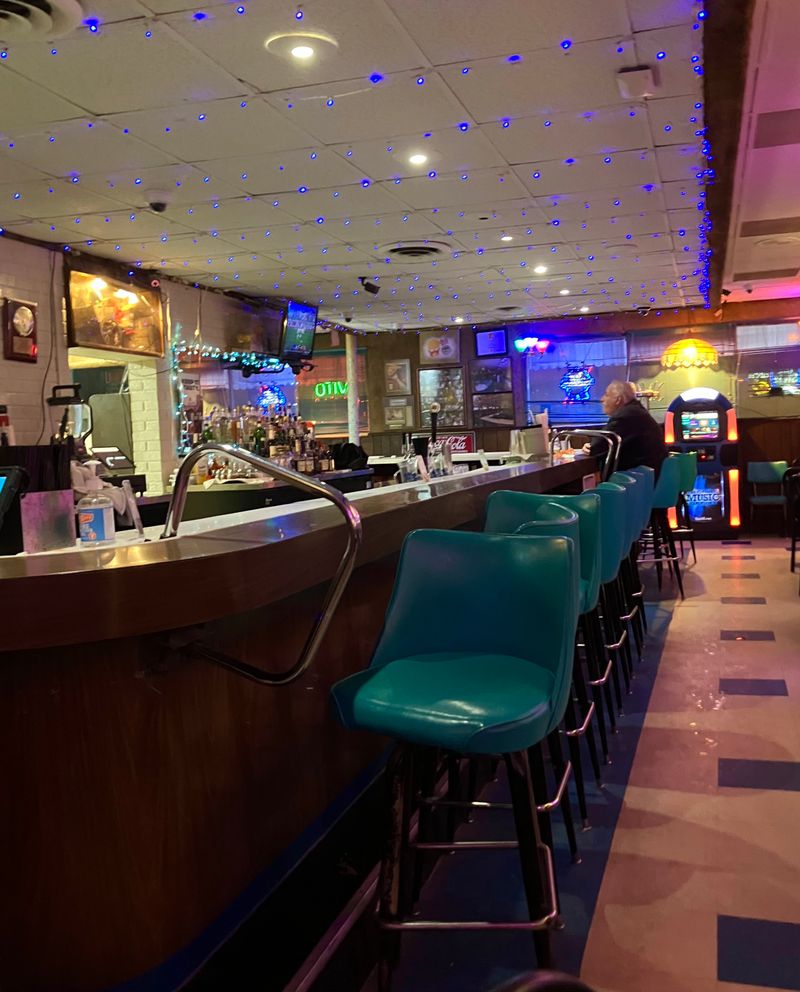 This Chicago Pizza Spot Serves Thin Crust Pizza Locals Say Is The Real Deal 26 Stories In The Booths