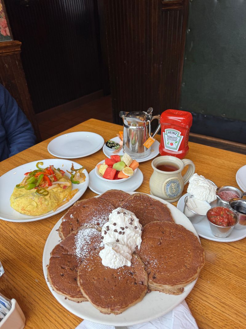 This Minnesota Pancake House Flips Cakes Bigger Than The Plate 6 Giant Plate-Sized Pancakes