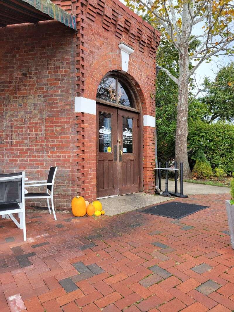 This Ohio Riverfront Bistro Serves Lobster Mac ’N’ Cheese Locals Say Is Worth The Drive To The Riverfront 21 Essential Details And Contact