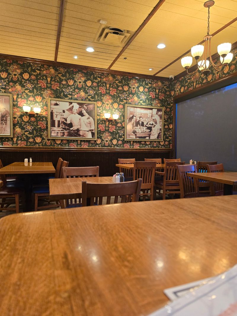 This Minnesota Pancake House Flips Cakes Bigger Than The Plate 19 Weekday Morning Strategy