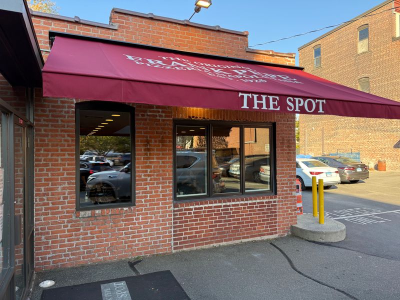 17 Old-School Italian Restaurants Where the Decor Hasn’t Changed in Decades 9 Frank Pepe Pizzeria Napoletana — New Haven, Connecticut