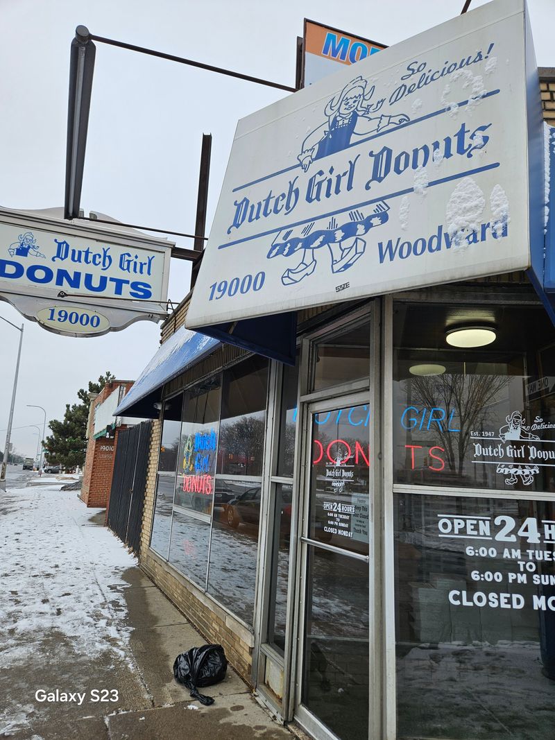 23 Small-Town Bakeries Across America Selling Cinnamon-Sugar Doughnuts That Vanish by Mid-Morning 21 Dutch Girl Donuts - Detroit, Michigan
