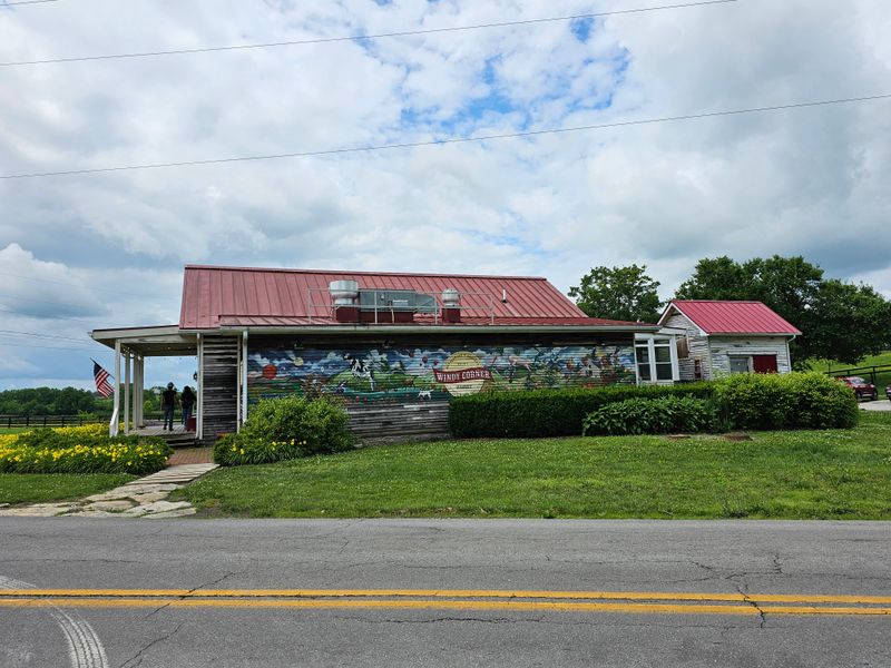 16 Classic Comfort-Food Spots Where America Still Orders the Hot Brown the Old Way 11 Windy Corner Market – Lexington, KY
