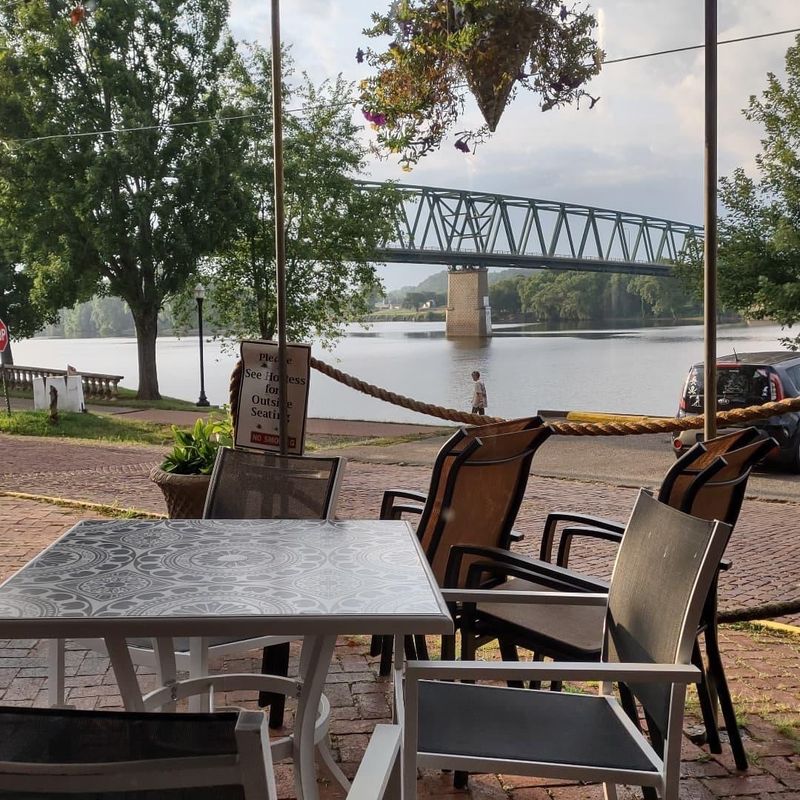 This Ohio Riverfront Bistro Serves Lobster Mac ’N’ Cheese Locals Say Is Worth The Drive To The Riverfront 16 Dinner Reservations And Timing