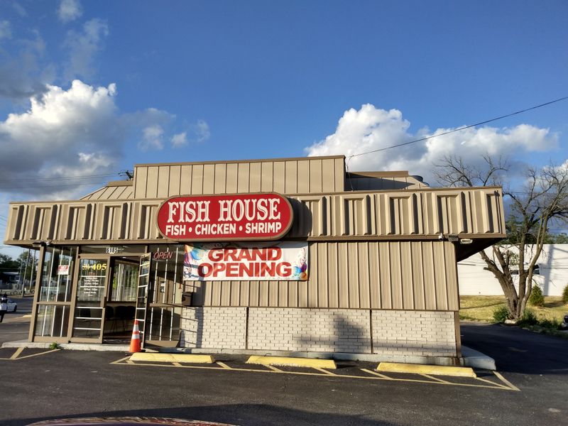 14 Missouri Fish Fry Windows Famous For Hot, Crispy River Catch 14 Fish House - St. Louis, MO