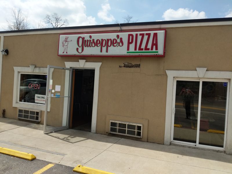 14 Ohio Italian Kitchens Where Saturday Reservations Disappear In Minutes 8 Guiseppe's Pizza - Akron, OH