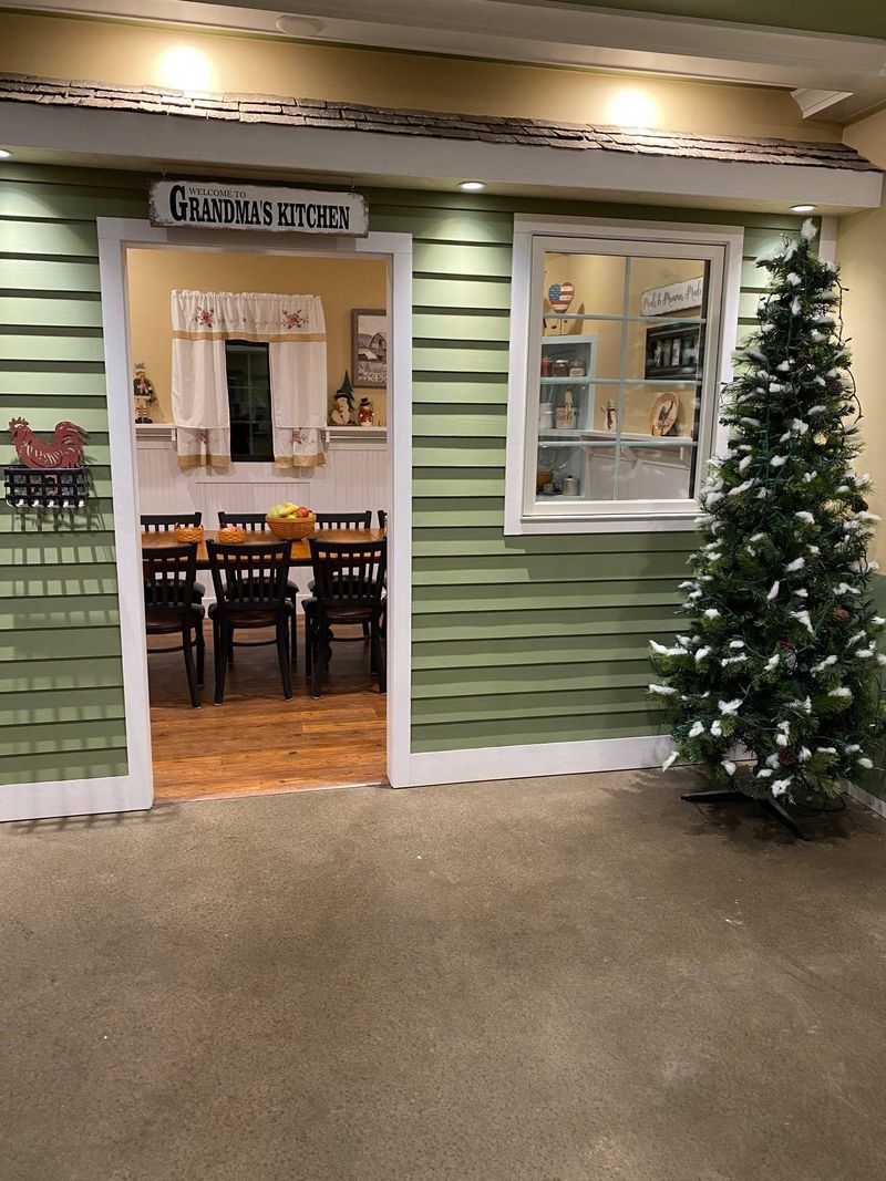 11 Indiana Mom-and-Pop Restaurants Where the Daily Specials Still Rule the Menu 8 The Chicken House - Sellersburg, Indiana